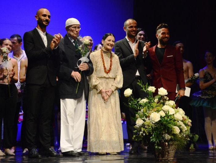 Il saluto finale con Carla Fracci