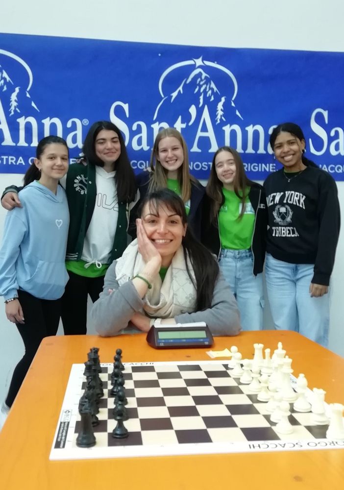 Da sx verso dx: Tamara Stroppiana, Lucia Cavallero, Gaia Marconi, Andreetta Veronica, Wenceslau Souza Sofia ed al centro l’insegnante Elena Magnone,