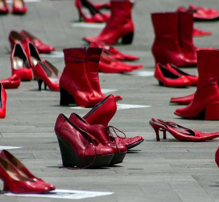Scarpette rosse, simbolo internazionale del contrasto alla violenza sulle donne