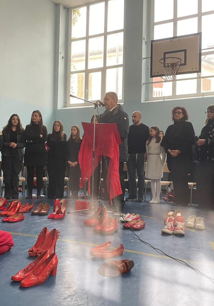 La voce... Delle scuole: a Canelli scarpe rosse a scuola contro i femminicidi