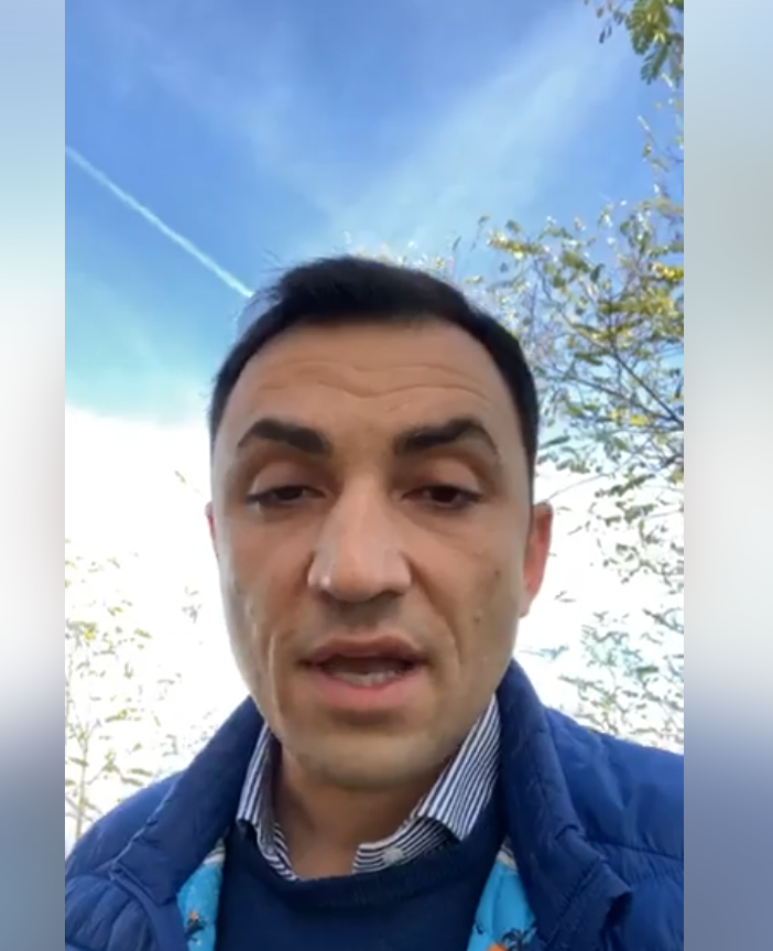 Il sindaco di Isola d'Asti, Micheal Vitello, durante un aggiornamento social