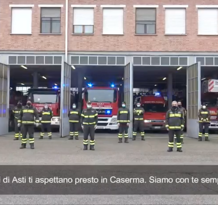 Sirene spiegate e applausi. Così i Vigili del Fuoco di Asti stanno vicino al collega in pensione ricoverato al Massaia (VIDEO)