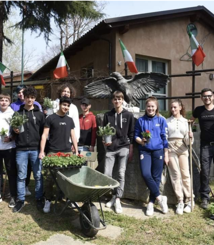 Studenti del Penna al lavoro per tenere in ordine il parco Rio Crosio, insieme agli Alpini