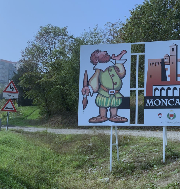 Moncalvo dà il benvenuto ai turisti con due nuovi cartelloni, ispirati ai disegni di Mario Pavese