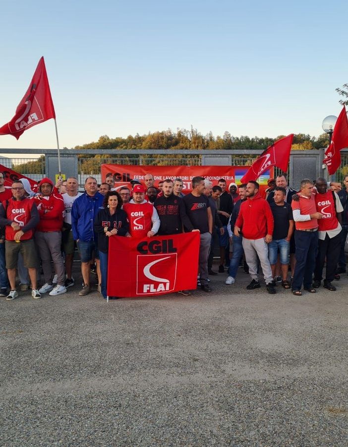 I lavoratori dell'azienda ritratti nel primo giorno di sciopero