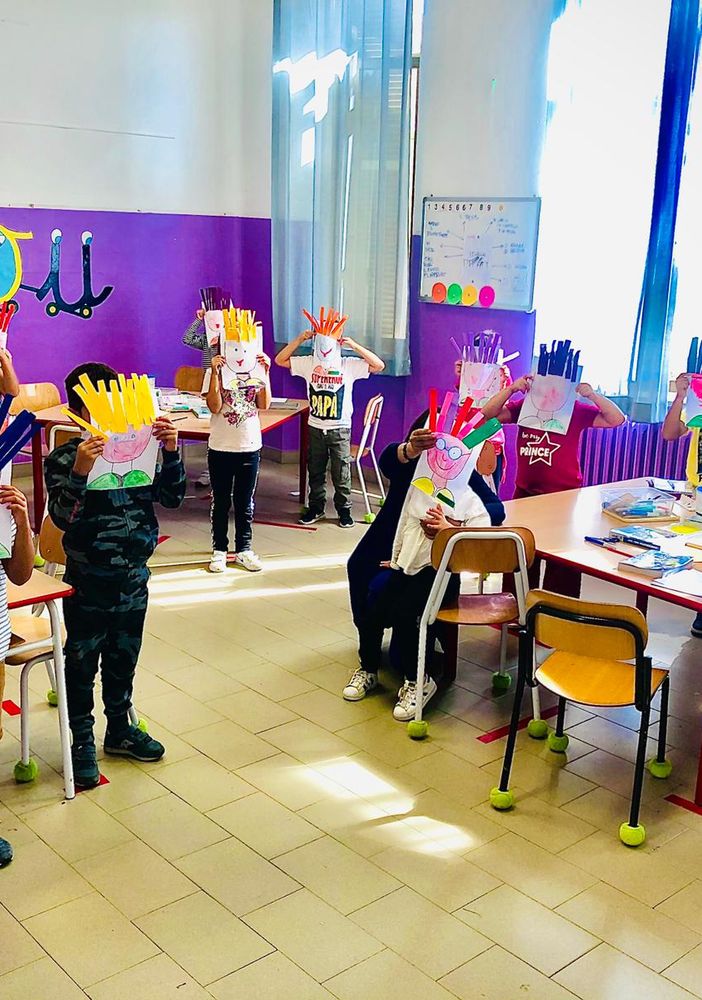Una sequenza di immagini, riferite a precedenti anni scolastici, della &quot;Scuola senza zaino&quot; di frazione Motta di Costigliole d'Asti
