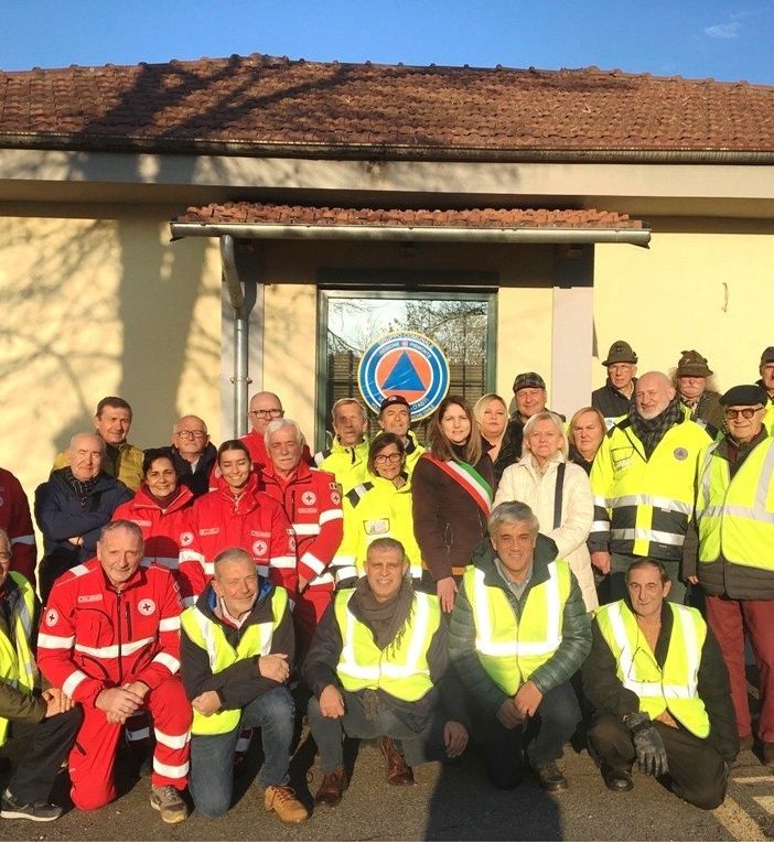 foto di gruppo davanti alla sede di Protezione Civile
