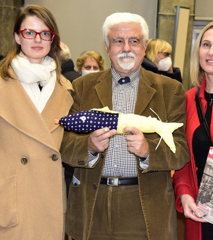 Sergio Miravalle, direttore di Astigiani, ritratto con Olga Semencha e Gaja Polovenko.