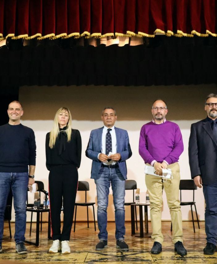 Nell'immagine (Ph. Merfephoto - Efrem Zanchettin), i sette candidati sindaci ritratti a margine del primo confronto. Da sinistra a destra: Paolo Crivelli, Marco Demaria, Chiara Chirio, Salvatore Puglisi, Maurizio Rasero, Maurizio Tomasini e Margherita Ruffino