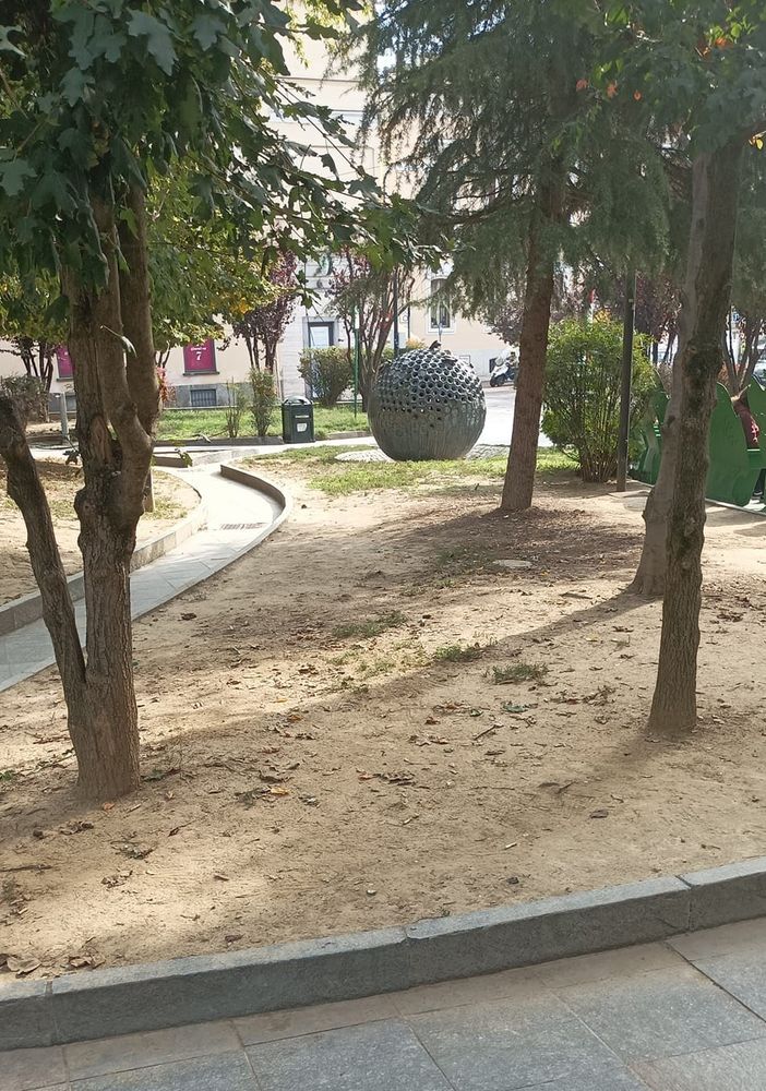 Foto che documentano la siccità nel giardini Alganon prospicienti piazza Roma