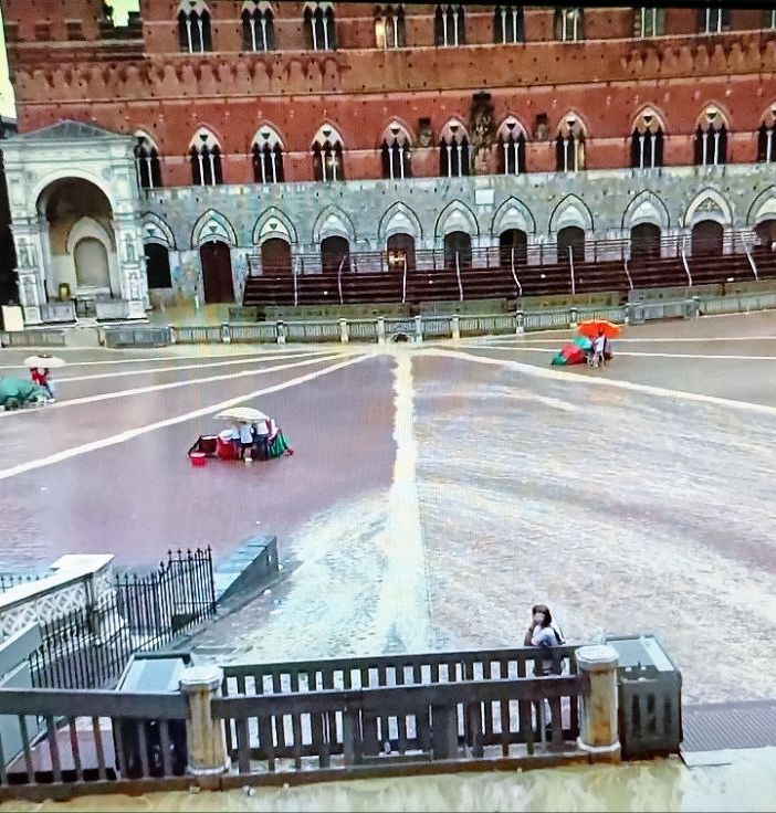 Un paio di fermi immagine tratti da Canale 3 Toscana