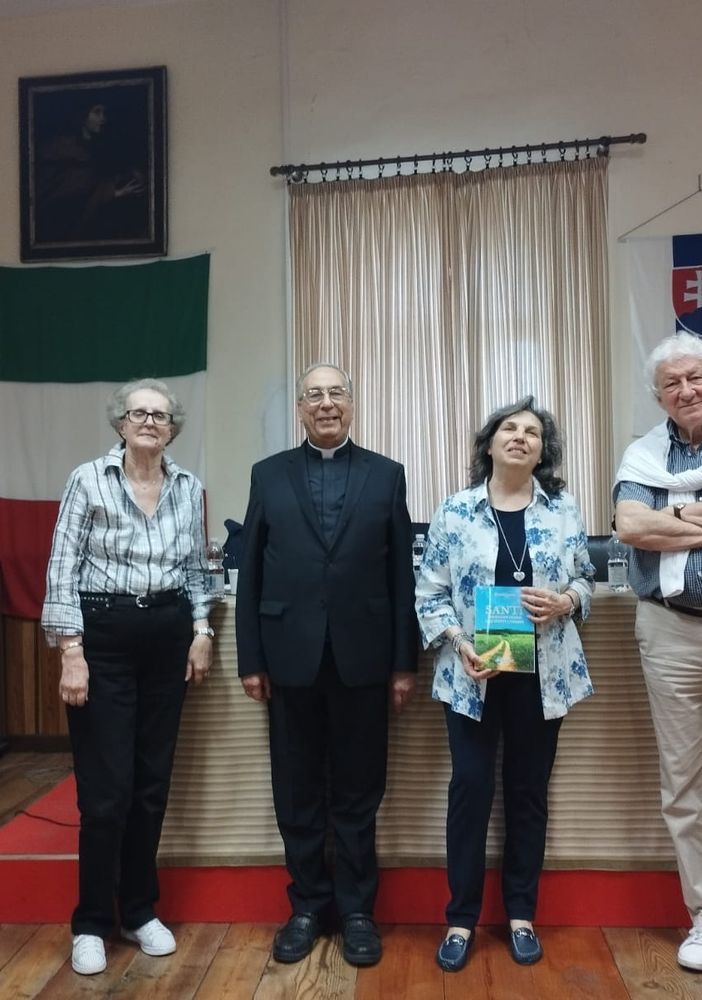 L'autrice e i relatori con il rettore del santuario