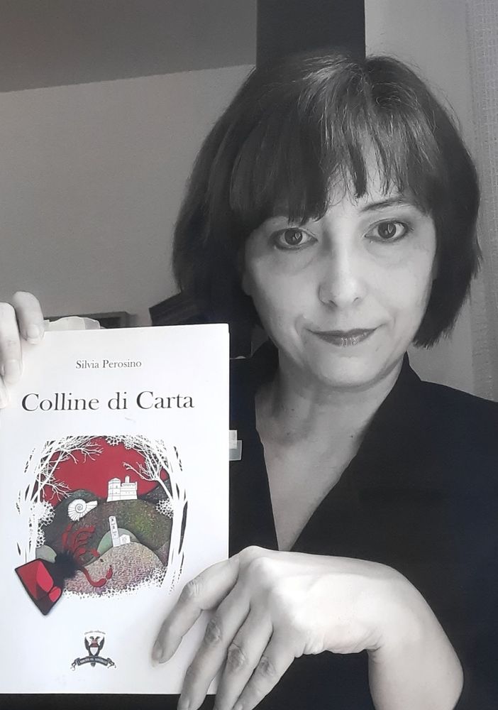 Silvia Perosino ritratta con il libro di cui è autrice