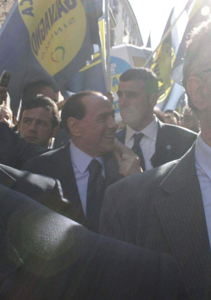Berlusconi durante la sua visita ad Asti con la scorta e la Digos