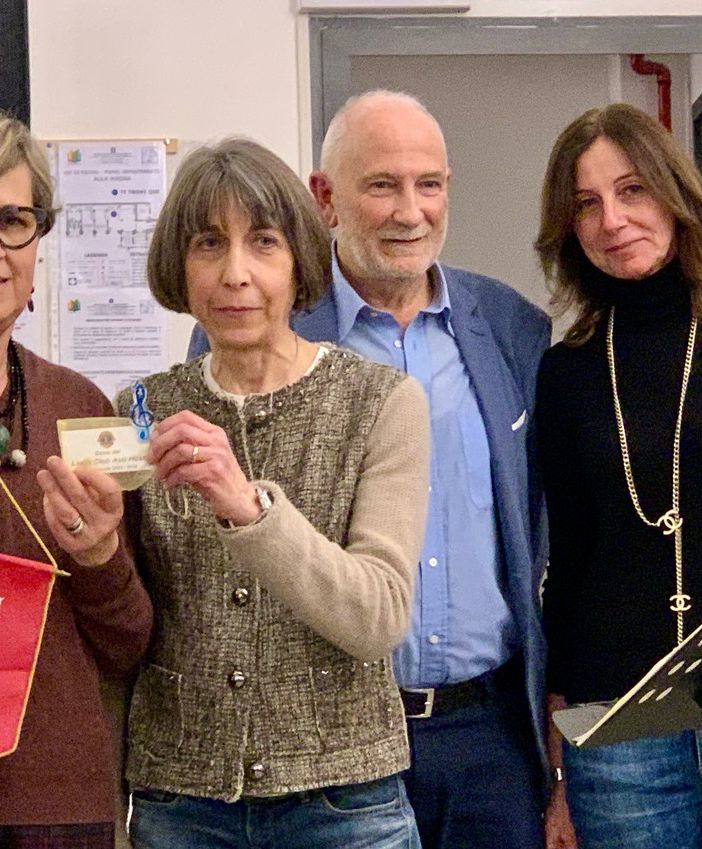 La consegna dell'oboe da parte della presidente Lions Simona Bottero