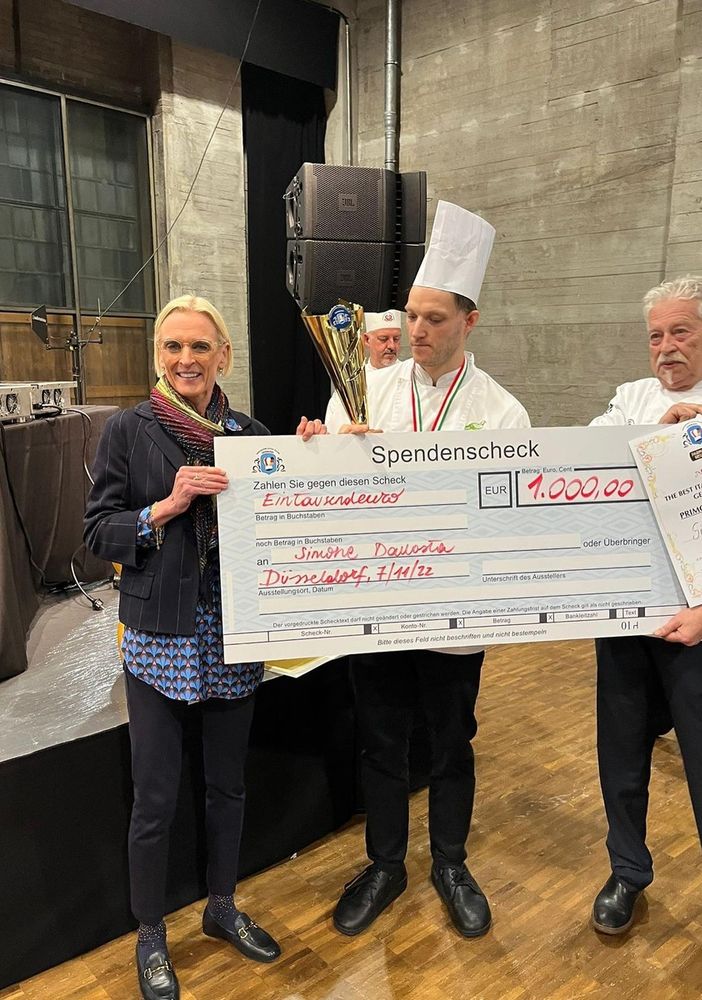 Immagini della premiazione tratte dalla pagina Facebook dell'Hotel Adler