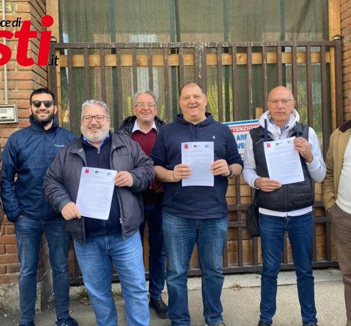 Foto di gruppo per gli esponenti sindacali a margine della conferenza stampa