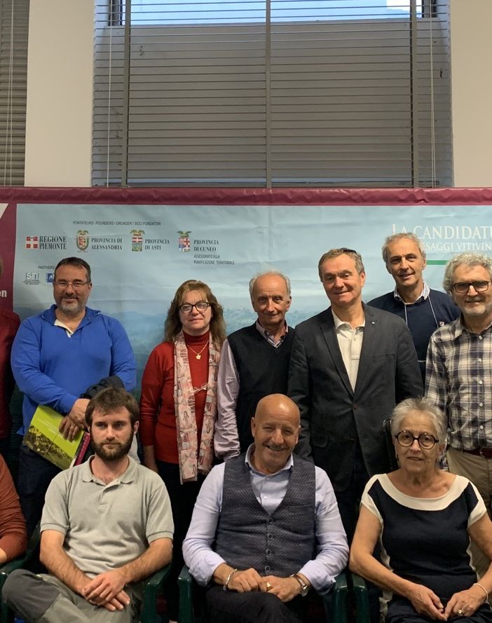 Un gruppo di sindaci e rappresentanti dei Comuni astigiani extra Unesco con il direttore del sito, Roberto Cerrato