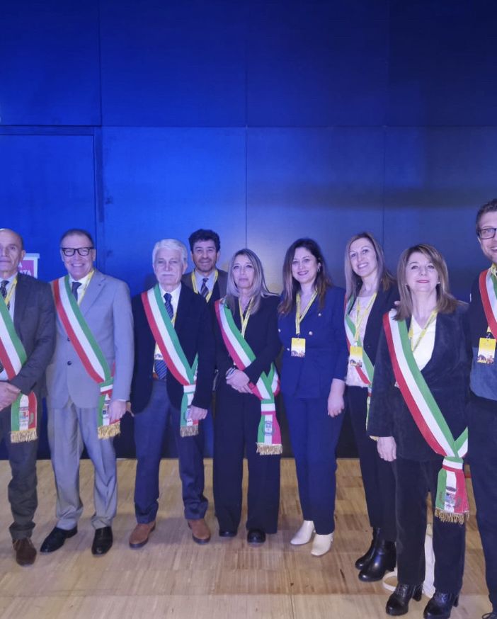La delegazione di sindaci astigiani in compagnia della direttrice di Filiale di Asti, Concettina Restuccia.