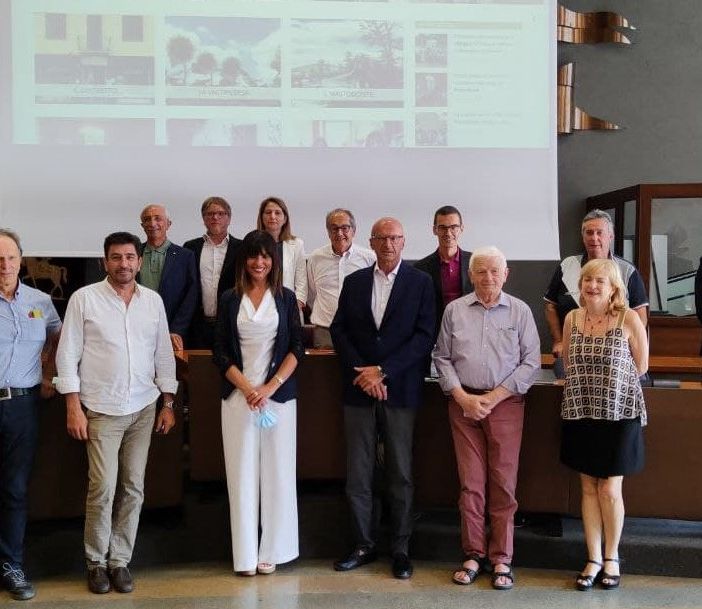 Foto di gruppo per i sindaci dei paesi aderenti al distretto commerciale del Mastodonte