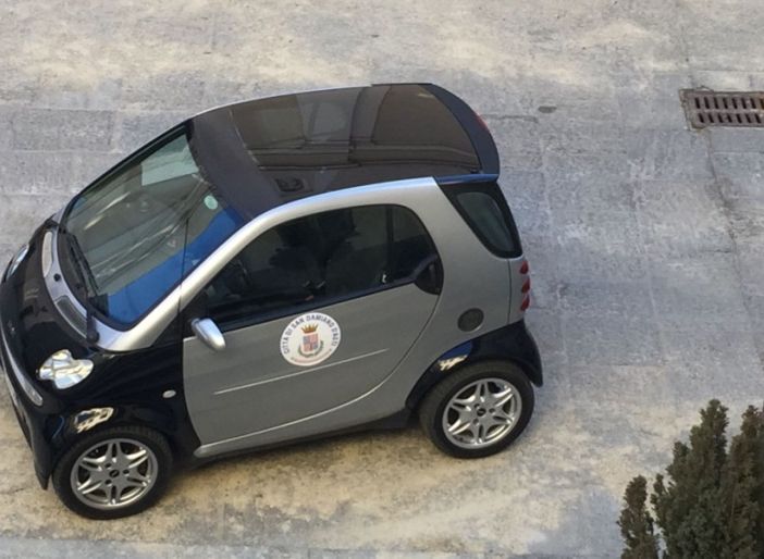 La Smart confiscata consegnata al Comune di San Damiano