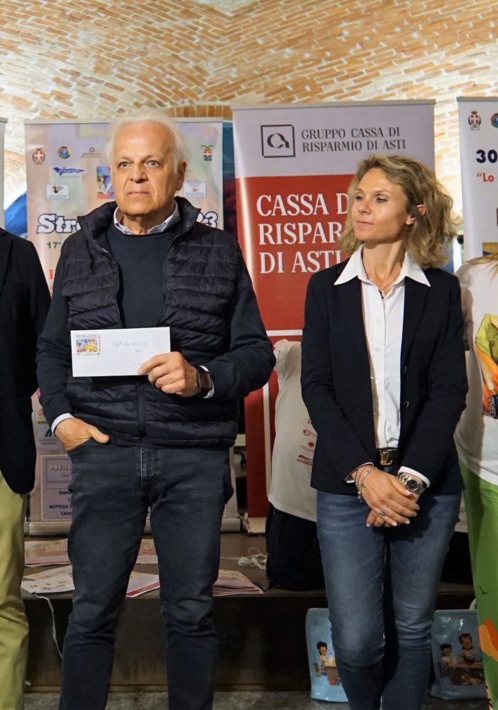 Un'immagine della consegna dei fondi all'associazione &quot;One More Life&quot;