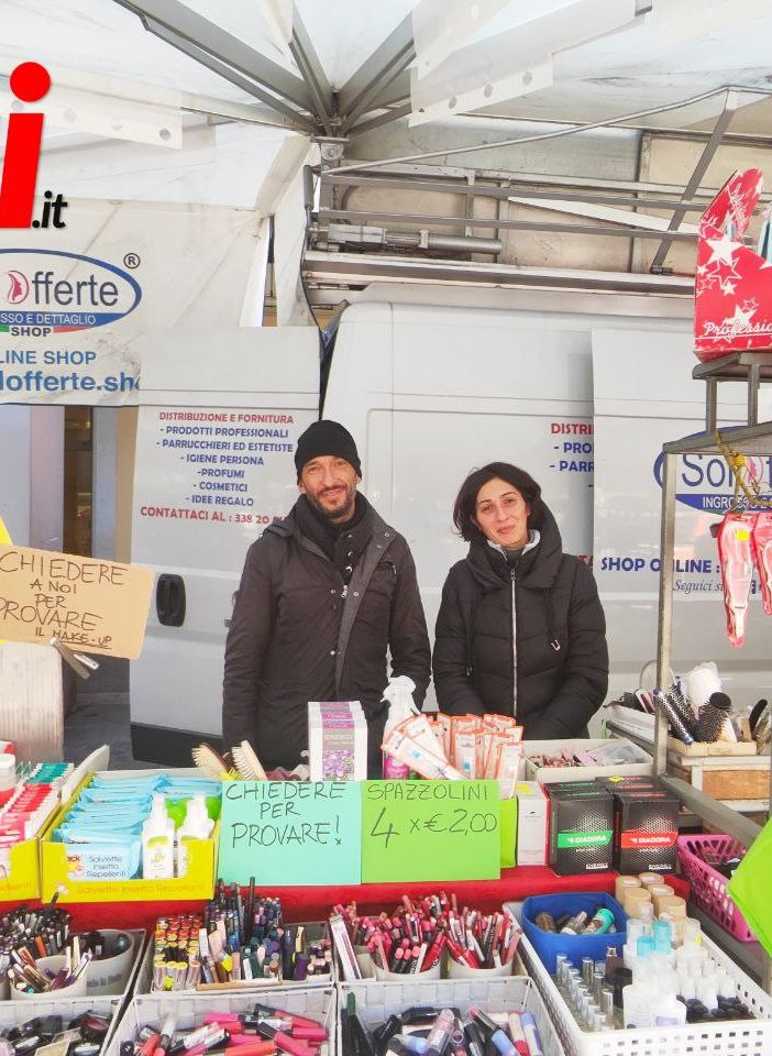 Lo storico banco del mercato di Asti &quot;Solofferte&quot;, cosmetici e prodotti per l'igiene, chiuderà a fine anno