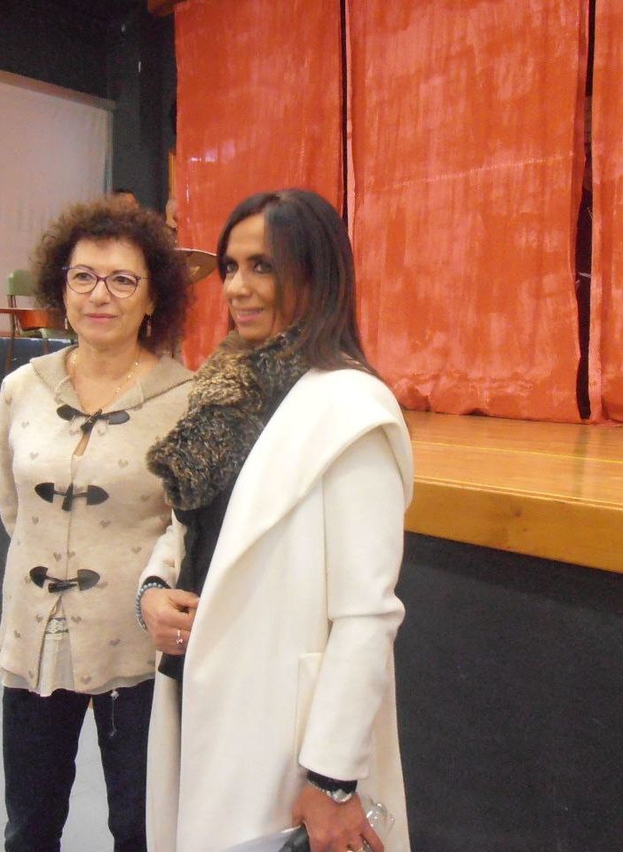 Silvana Nosenzo di Agar con la direttrice del carcere Giuseppina Piscioneri (I volti dei detenuti sono stati oscurati per motivi di sicurezza)