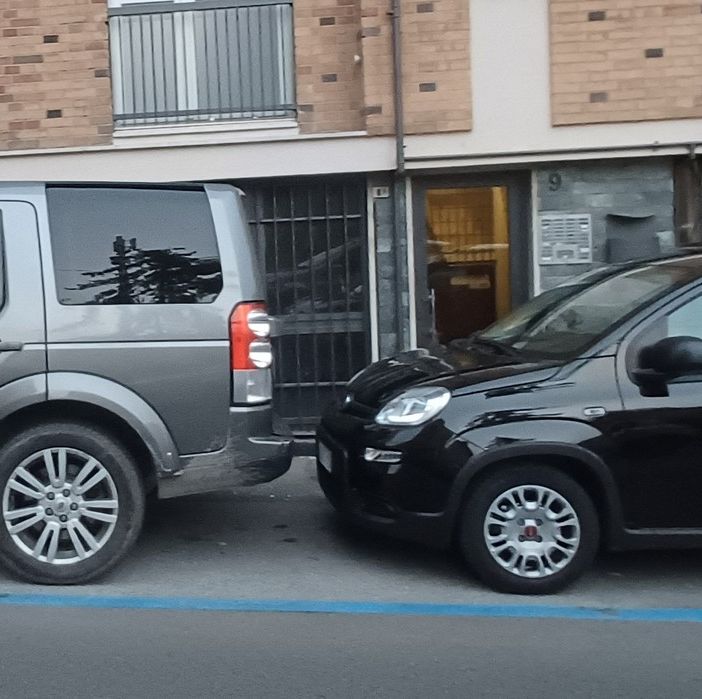 “Mia madre, 92enne, ‘prigioniera in casa’ per colpa di uno stallo blu”