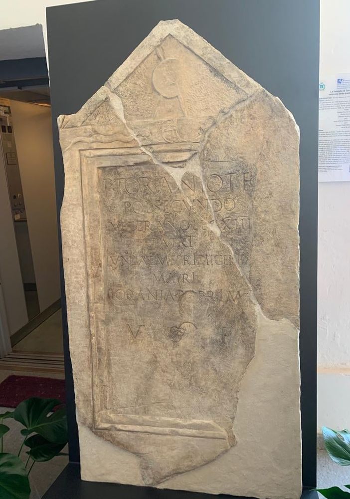 A Revigliasco d’Asti una stele romana è in cerca di voti