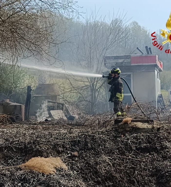 Vigili del fuoco impegnati per un ennesimo incendio di sterpaglie