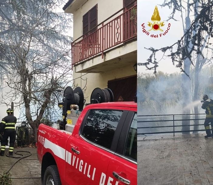 Ancora un incendio sterpaglie nel pomeriggio. Le fiamme lambiscono un'abitazione