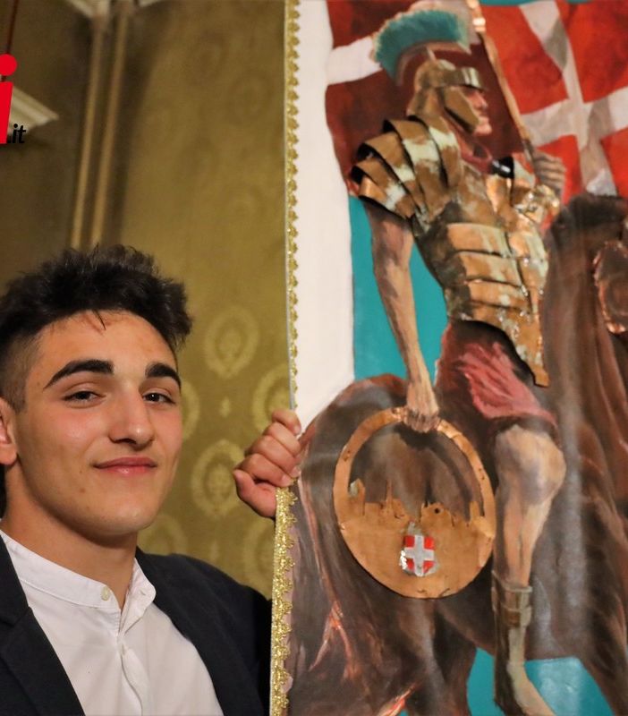Il drappo 2023 con il giovane maestro Livorsi (MerfePhoto)
