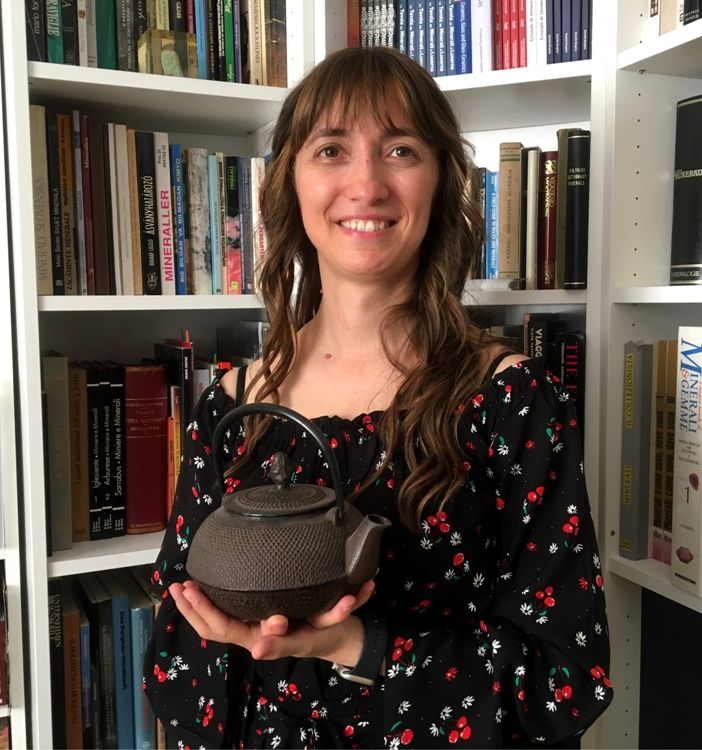 Francesca Busa con una teiera giapponese in ghisa