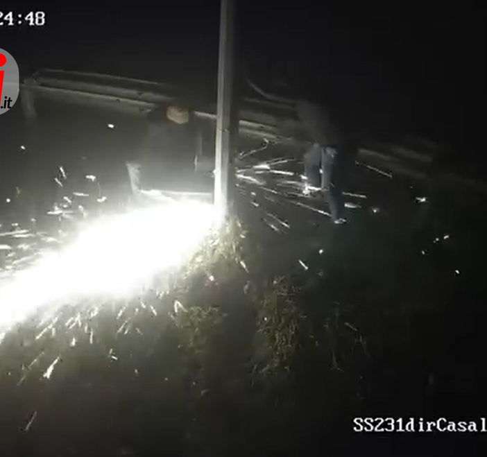 Ecco come è entrata in azione la &quot;banda del flessibile&quot; che ha tagliato i velox sulla tangenziale di Asti [VIDEO]