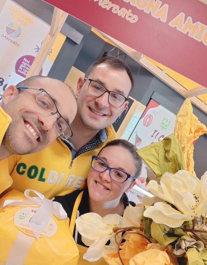 Addetti del Mercato Contadino con le proposte take away per Pasqua e Pasquetta