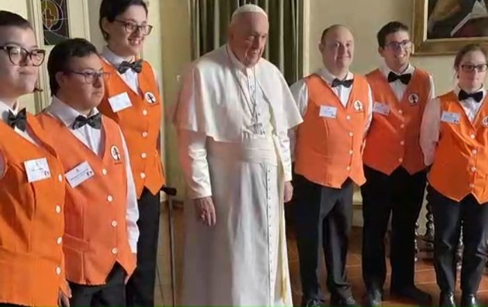 Ragazzi e ragazze dell'Albergo Etico in posa con Papa Francesco in occasione della sua visita ad Asti