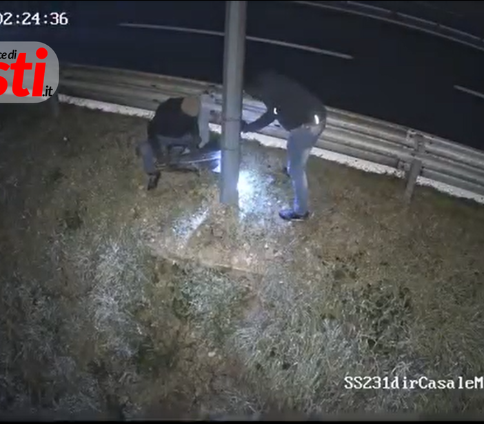 Un fermo immagine tratto dal video del taglio avvenuto sulla tangenziale di Asti la notte tra il 23 e il 24 dicembre