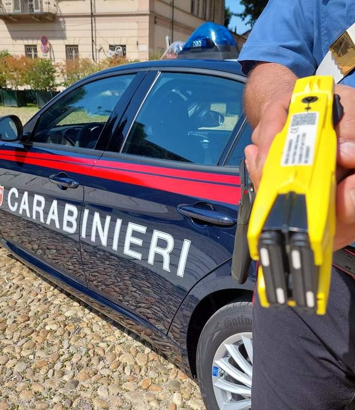 Minacciava mamma e sorella con un coltello, fermato ricorrendo all'uso del taser