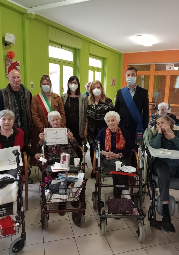 La neo centenaria con i parenti, il consigliere provinciale Davide Migliasso e l’assessore del Comune di Asti Loretta Bologna.