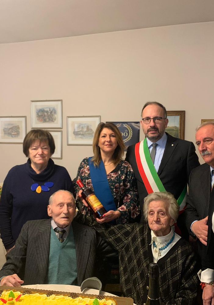 Il centenario Dino con la moglie Emma, familiari e autorità
