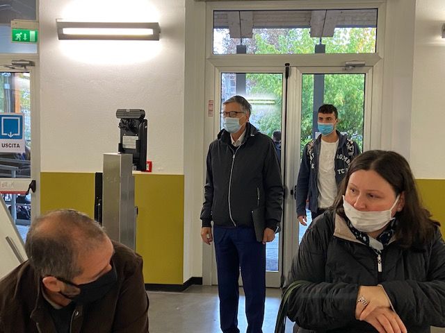 Il presidente Sacco mentre si sottopone alla rilevazione del termoscanner