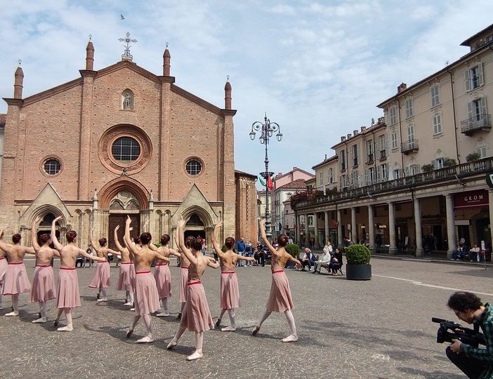 Il flash mob in piazza San Secondo