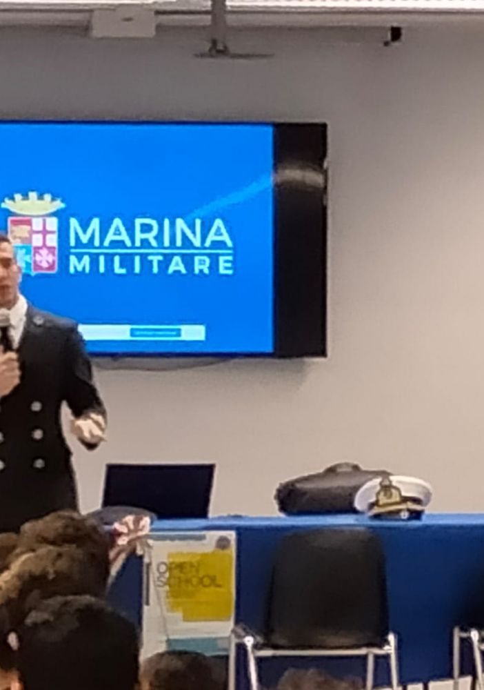Todaro ritratto nel corso dell'incontro con gli studenti dell'Artom