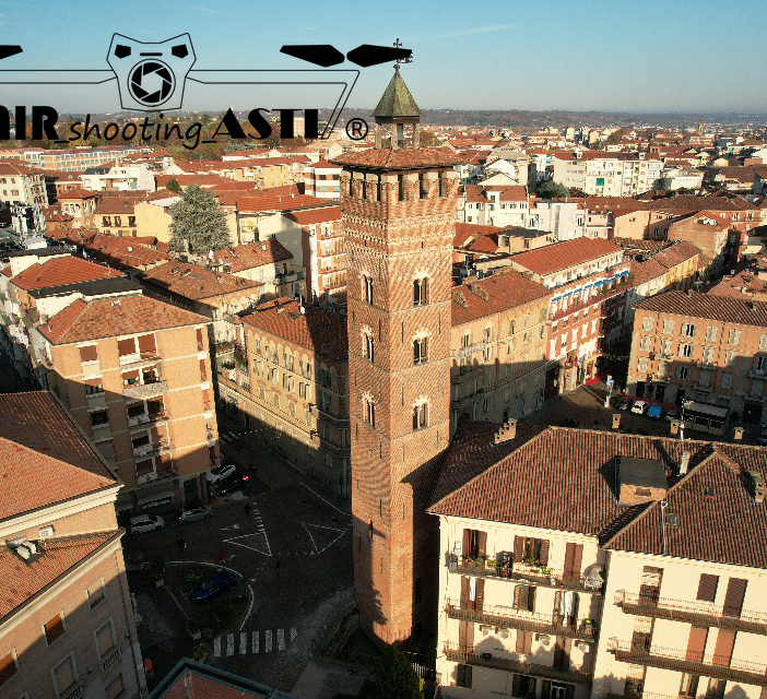 Una suggestiva immagine del centro di Asti, con la Torre Troyana ad ergersi maestosa a riprova dell'Orgoglio Astigiano (ph. Air Shooting Asti, tutti i diritti riservati)