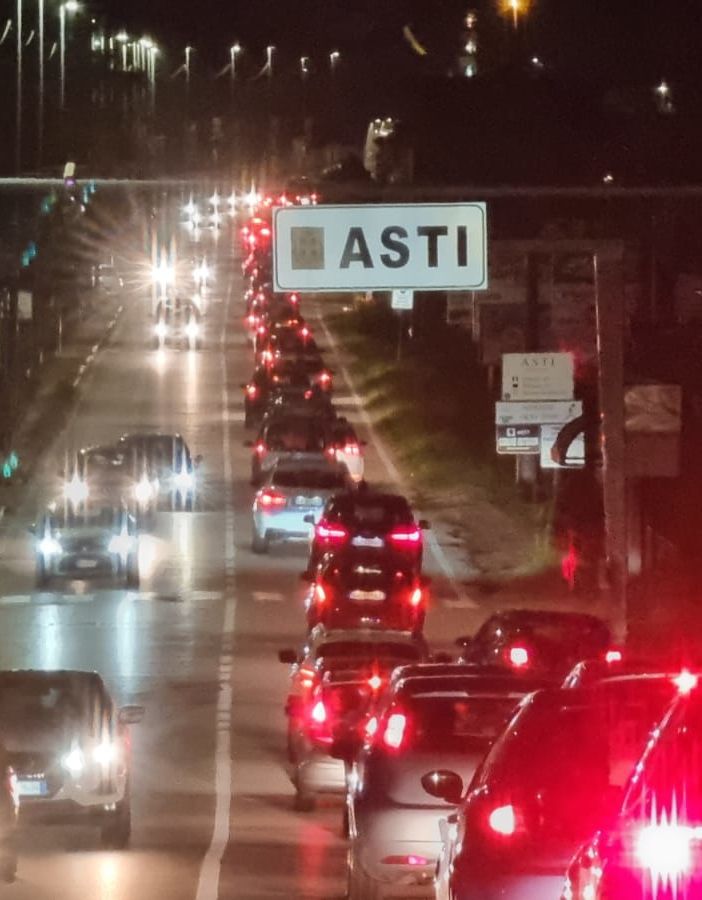 Asti nella morsa del traffico: code alle entrate in città, smog e lamentele [FOTO E VIDEO]