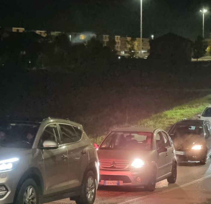 Immagine d'archivio di traffico in ingresso di città
