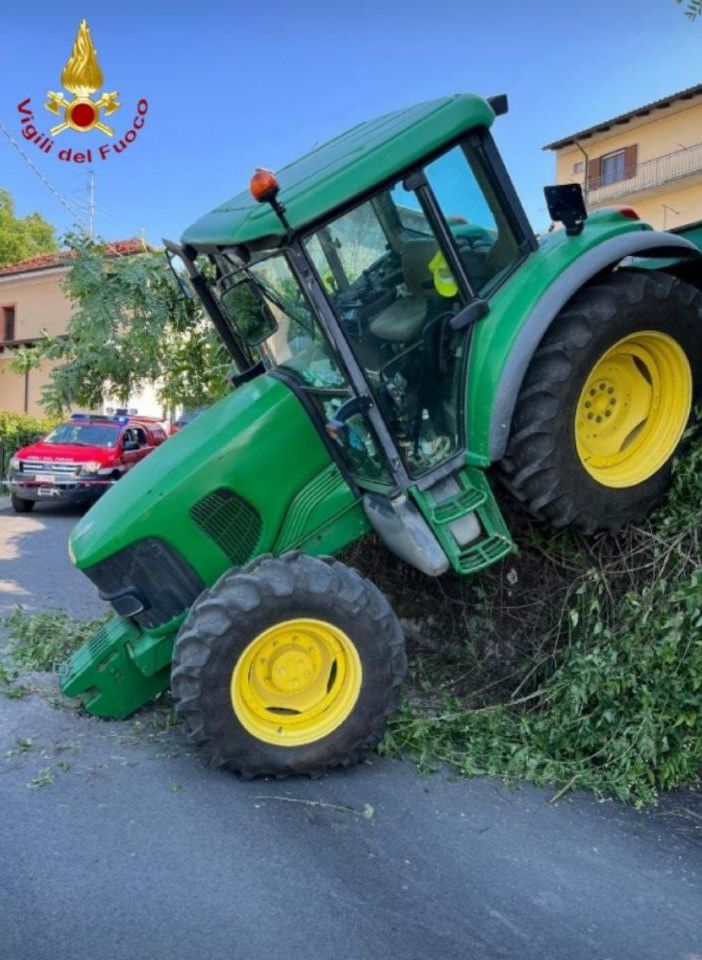 Maranzana: trattore parcheggiato in un cortile finisce con il muso su una strada pubblica due metri più sotto