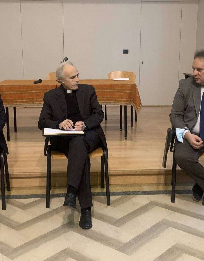 Paolo Porrino (a sinistra) don Antonio Mastrantuono e Simone Solaro durante l’incontro ad Asti.