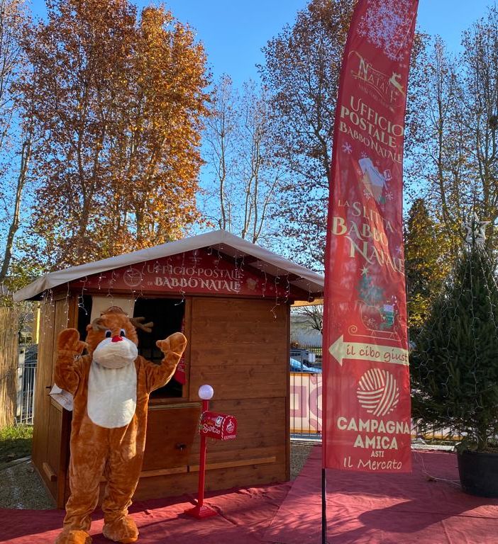 L'Ufficio Postale di Babbo Natale, con tanto di renna, nell'area esterna del Mercato Contadino di Campagna Amica Coldiretti